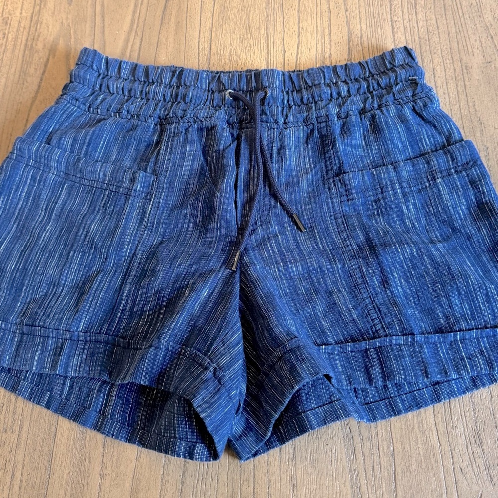 Athleta Retreat mid-rise Linen Striped Shorts size 4 (small)